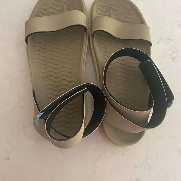 NATIVES size 6 woman’s - Picture 3 of 3